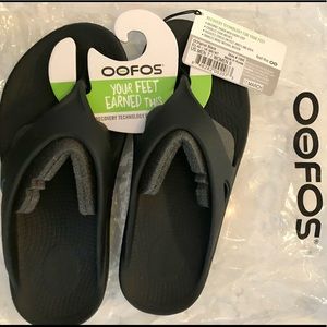 Oofos NWT size 9